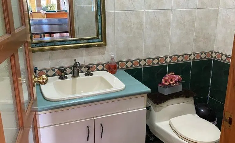 Hermosa casa con áreas recreativas y casa independiente — Los Chamizales, quito · foto 7