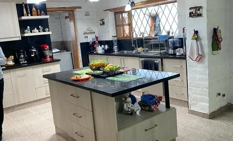 Hermosa casa con áreas recreativas y casa independiente — Los Chamizales, quito · foto 13