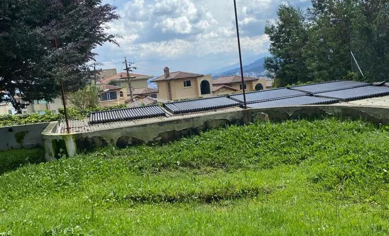 Hermosa casa con áreas recreativas y casa independiente — Los Chamizales, quito · foto 25