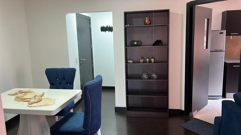 Departamento amoblado en renta en República del Salvador — Iñaquito, quito · foto 2
