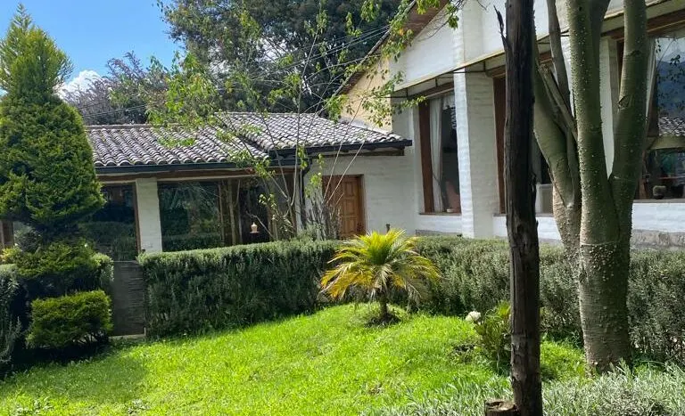 Hermosa casa con áreas recreativas y casa independiente — Los Chamizales, quito · foto 1