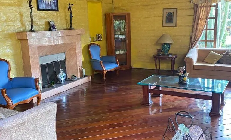 Hermosa casa con áreas recreativas y casa independiente — Los Chamizales, quito · foto 3