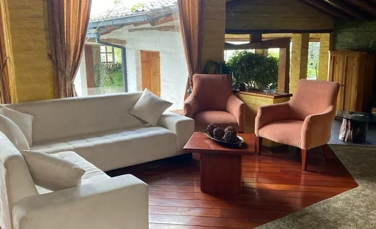 Hermosa casa con áreas recreativas y casa independiente — Los Chamizales, quito · foto 5
