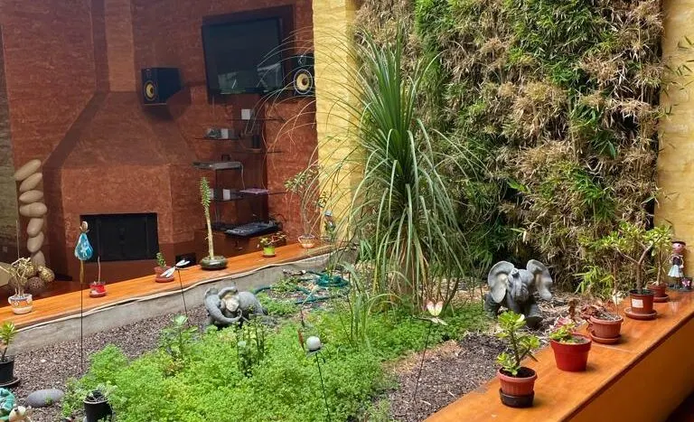 Hermosa casa con áreas recreativas y casa independiente — Los Chamizales, quito · foto 2